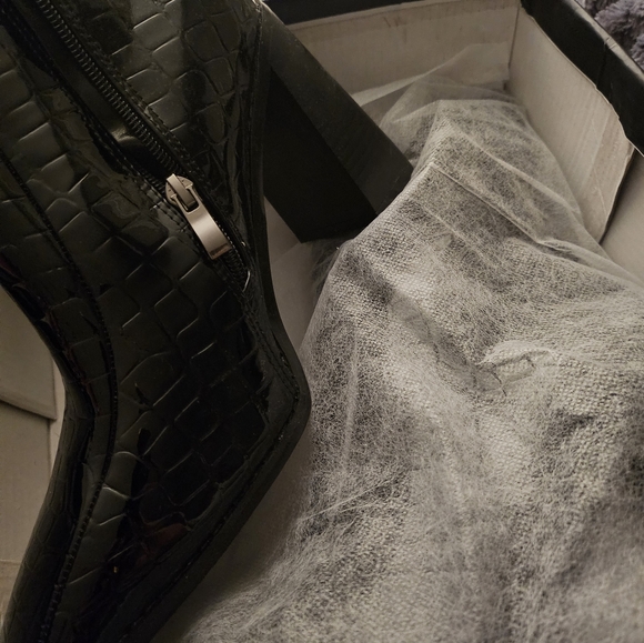 Taking Flare of Business, Faux-Croc Block-heeled boots - Picture 4 of 5